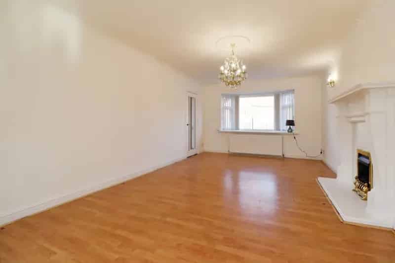 Executive Four-Bedroom Bungalow Thorne - Detached Home with Double Garage and Office