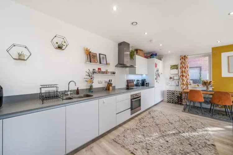 Flat For Sale in London, England