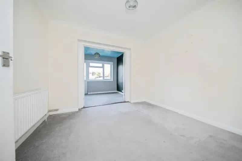 3 Bed House with Garage and Garden
