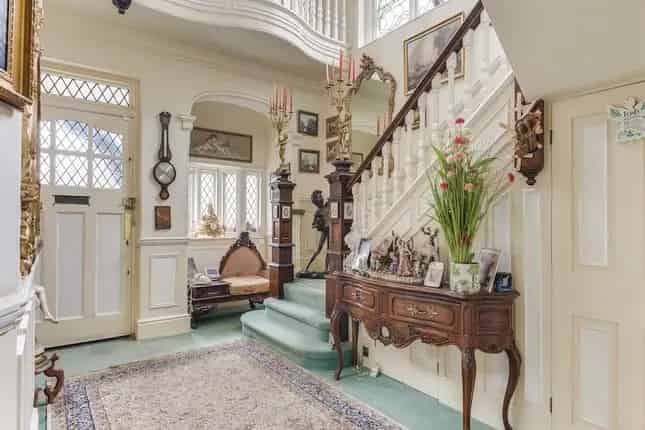 Detached House for Sale in Cannon Hill Southgate London N14