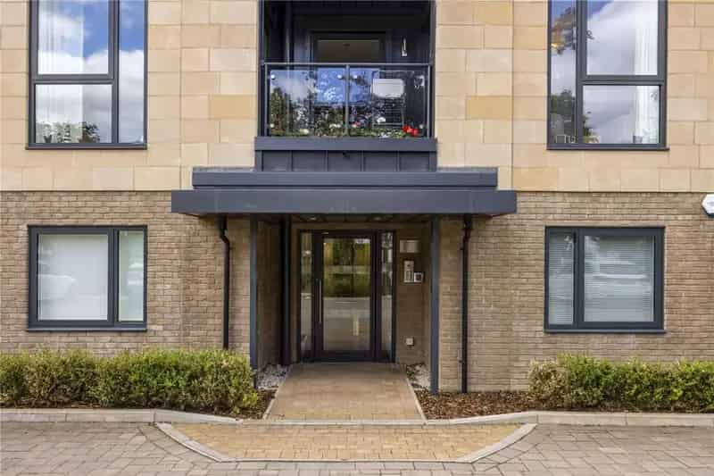 2 Bedroom Apartment for Sale near Cheltenham Train Station