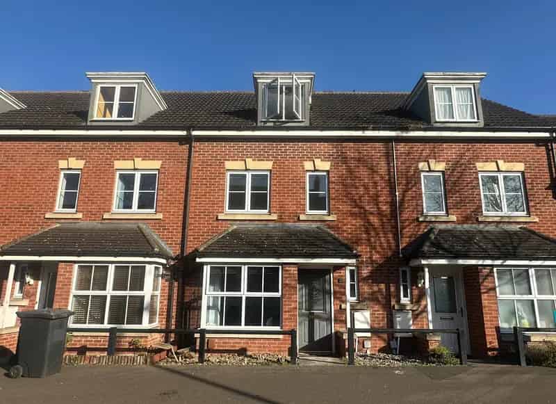 4 Bed 2 Bath Townhouse Hampton Vale Family Home Garage Parking