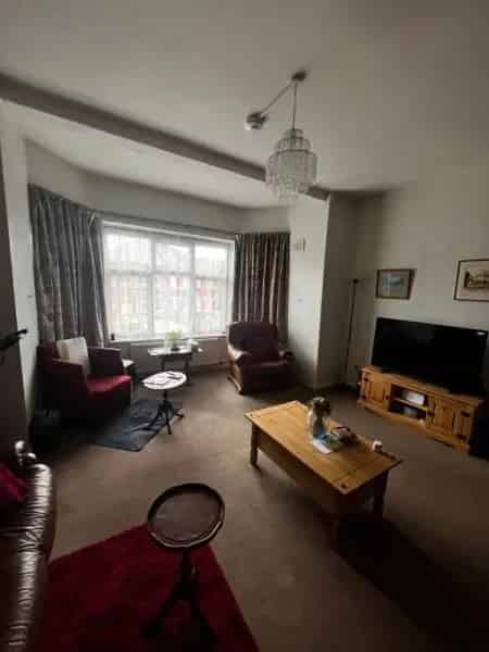 82 Sqm 2-Bed Maisonette with Private Garden and Excellent Transport Links