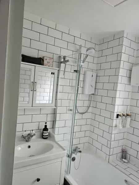 2 Bed Mid Terrace House Near Uxbridge High Street