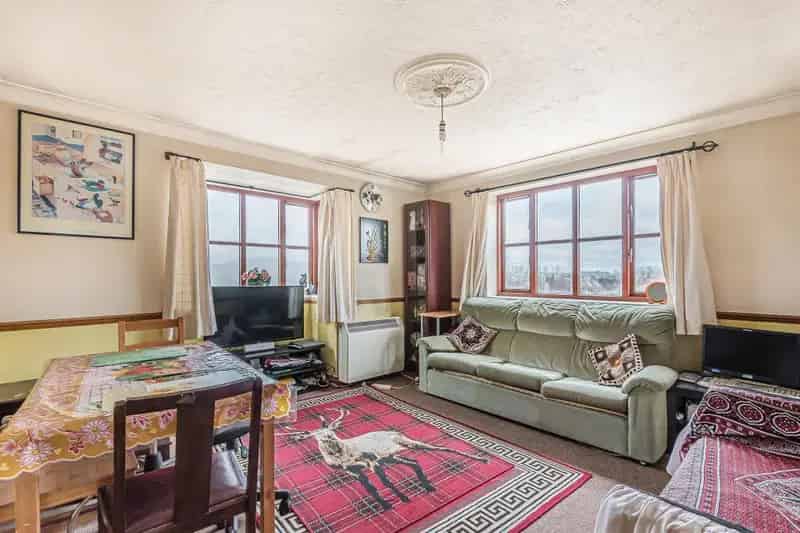 2 Bed Top Floor Apartment  Allocated Parking