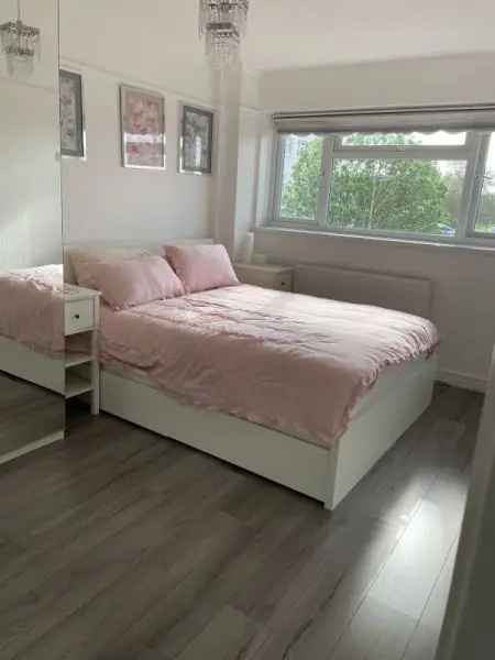 Flat For Rent in Sunbury-on-Thames, England