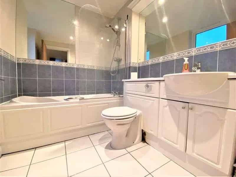 2 bed flat for sale