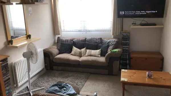 1 Bedroom Flat 3rd Floor Near Shops and Transport