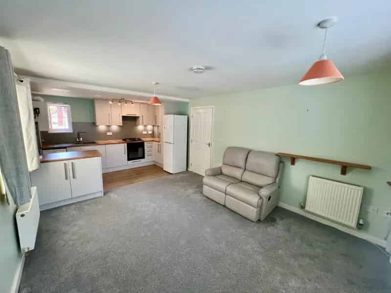 2 Bedroom Flat for Sale - Ground Floor Apartment with Garage