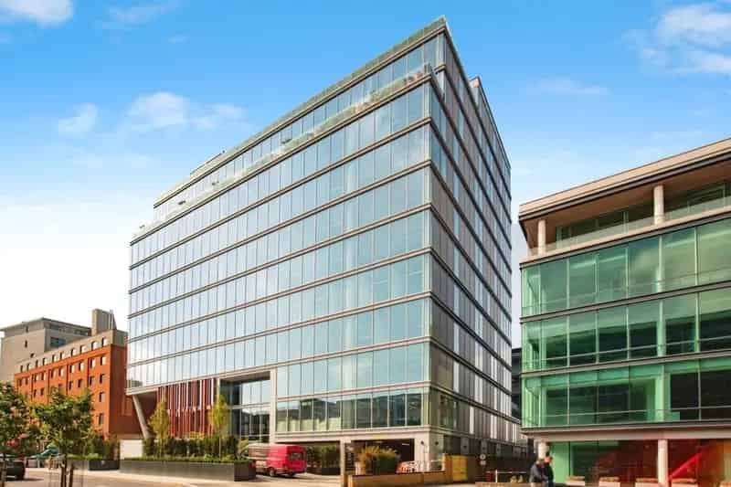Spacious Watford Apartment with Smart Appliances and Sky Gardens