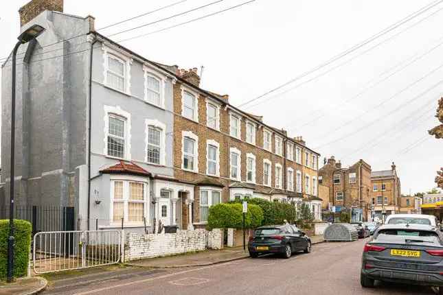 Terraced House to Rent in London E5