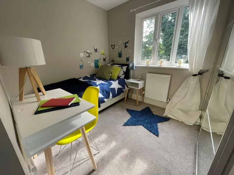 Three Bedroom Semi-Detached House Available Now Furnished Modern Family Home