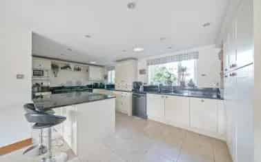 5 Bedroom Detached House Wellington Town Centre Close