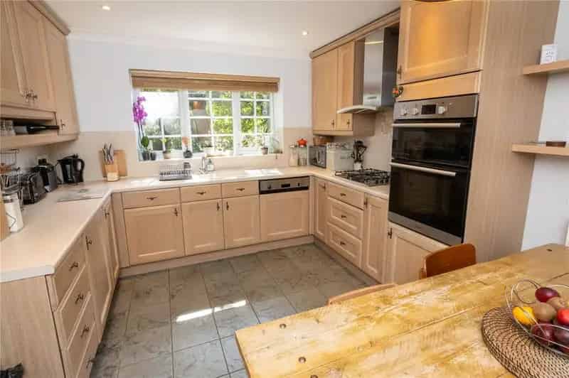 6 Bedroom Detached House for Sale