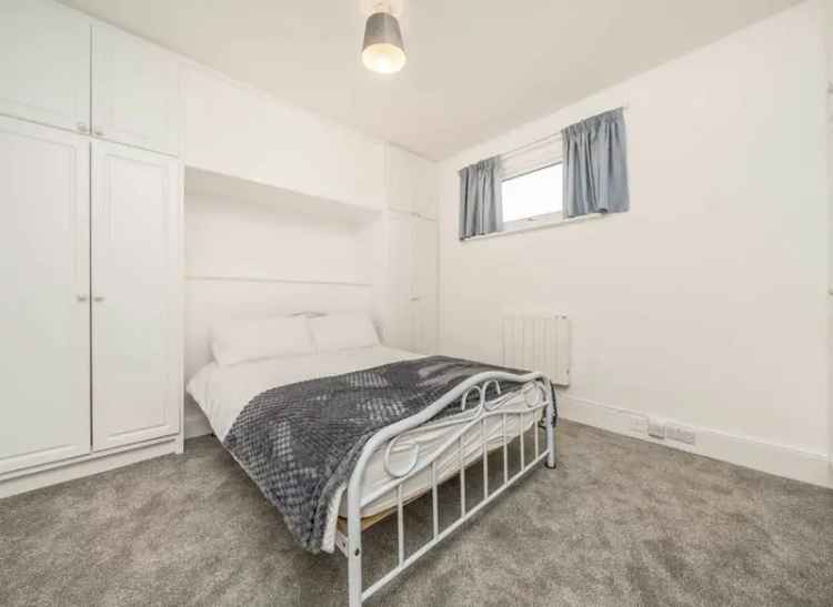 Flat For Sale in Bloomfield Road, London, England