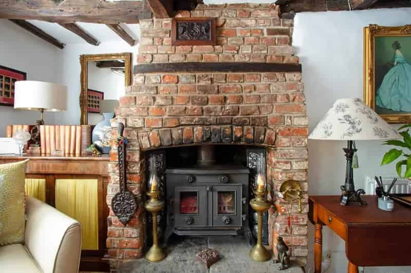 2 Bedroom Grade II Listed Cottage for Sale in Shoreham