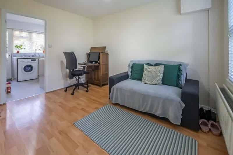 Refurbished House Near High Street Shops and Amenities Chain Free