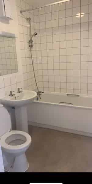 Large 2 Bed House Near Schools and Transport