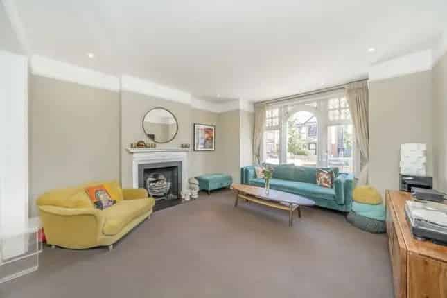 5 Bedroom Semi-Detached House for Sale in Cricklewood NW2