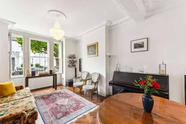 Four Bedroom House with Bespoke Kitchen and 32ft Garden