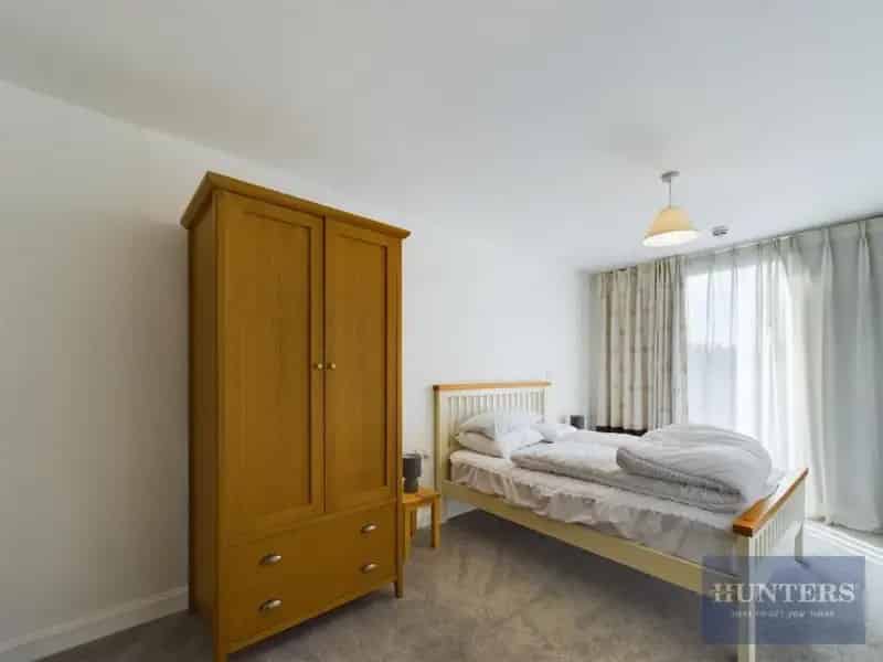 2 bed flat for sale