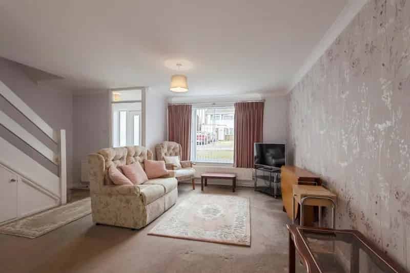 3 Bed Semi Detached House With Garden and Garage