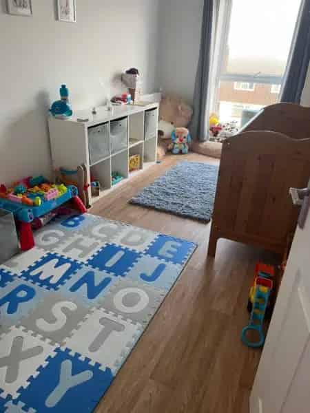 2 Bedroom 2nd Floor Flat with Bay Parking