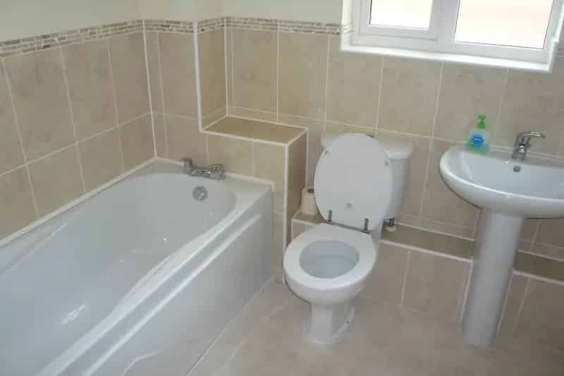 Modern 2 Bed Hampton Apartment - Allocated Parking - Zero Deposit Option