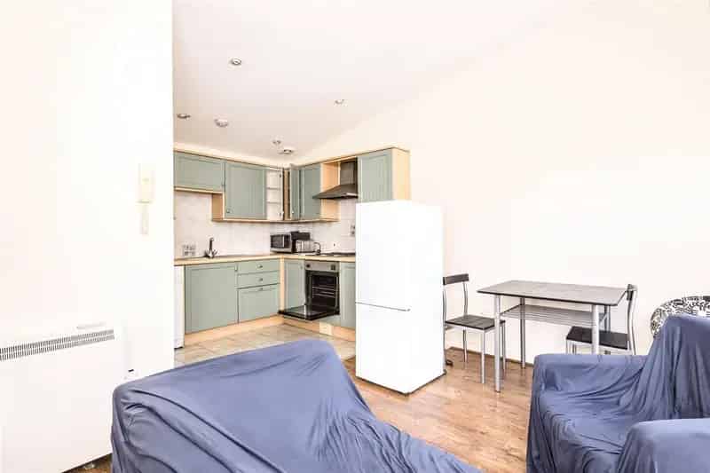 Investors Only Salford 3 Bed Top Floor Apartment Tenanted Until 2026