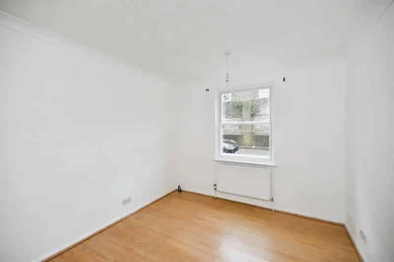 2 Bedroom Flat for Sale - Ground Floor Apartment with Parking
