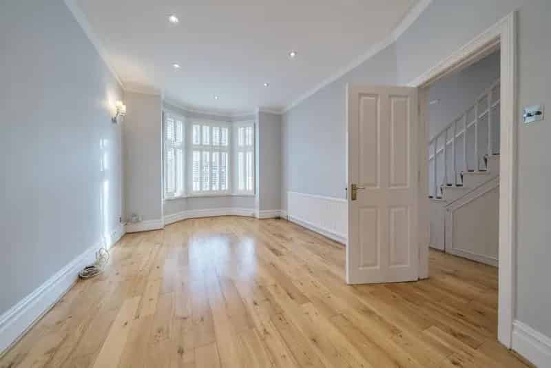 Five Bedroom Family Home near District Line Tube