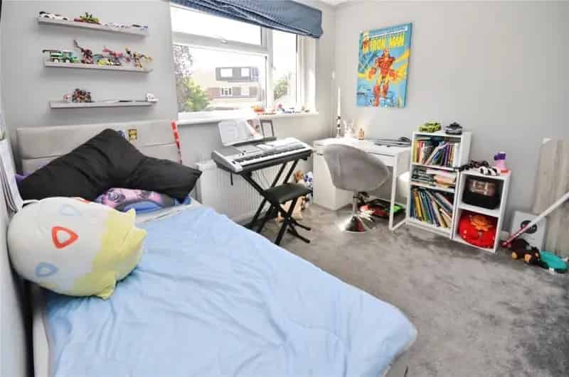 3 Bed House For Sale Near Town Centre and Station