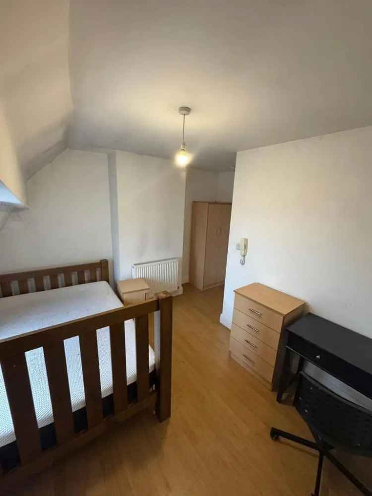 1 bedroom in a house share to rent