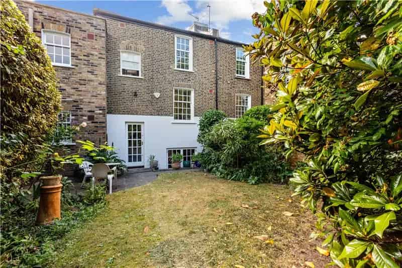 2 bedroom house in London