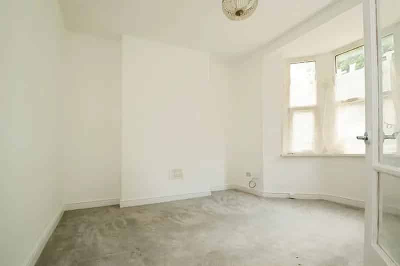 6 Bedroom Terraced House Grangetown Cardiff No Onward Chain