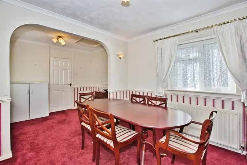 4 Bed Bungalow with 2 Garages and Large Garden