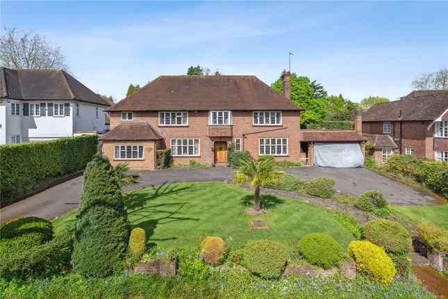 5 Bedroom Detached House for Sale in Moor Park Hertfordshire