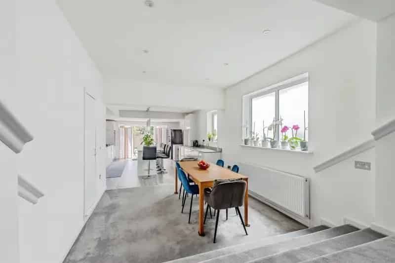 Spacious 4-5 Bedroom Family Home Fully Refurbished