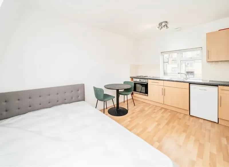 Studio Flat near High Street Tube