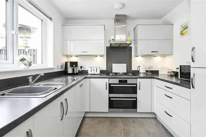3 Bed Semi-Detached House with 2 Reception Rooms and Large Garden