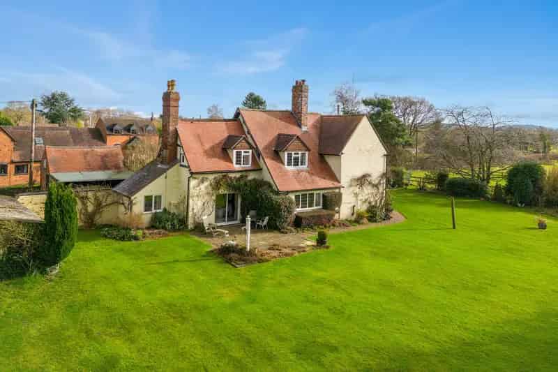 4 Bedroom Detached House with Extensive Gardens and Outbuildings