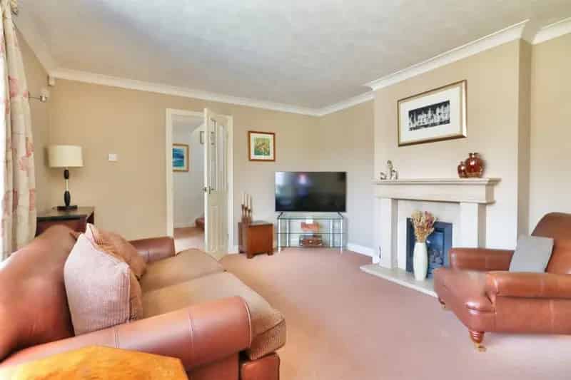 6 Bedroom Detached House Churwell Double Garage Large Garden