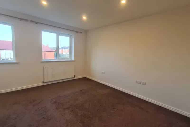 2 Bed House Ashwood Green Modern Kitchen Parking Garden