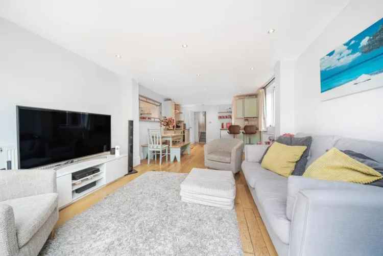 Flat For Sale in London, England