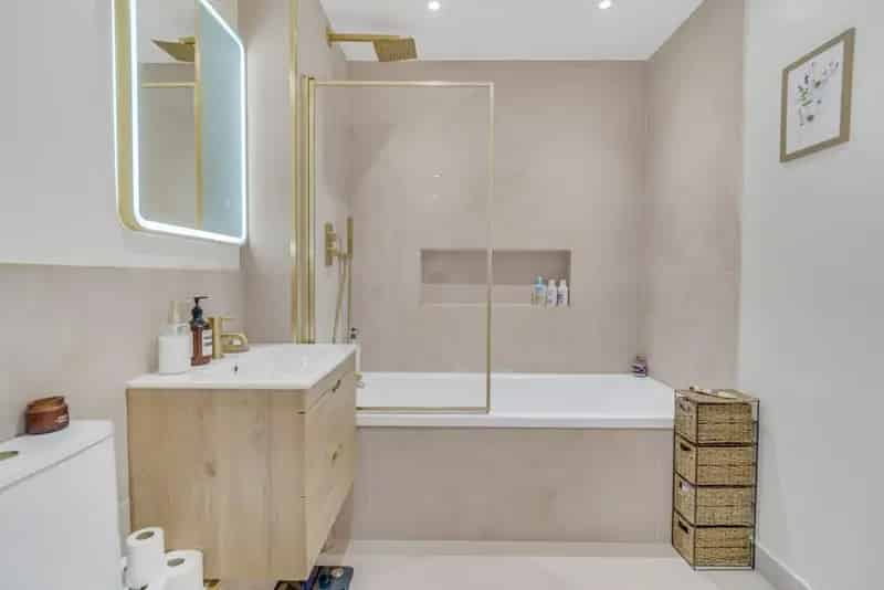 Two Double Bedroom Flat in Gated Mews Development