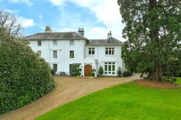 Georgian Mansion with 5 Bedrooms and 2.7 Acres of Grounds