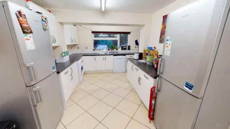 6 Bedroom Student House Available July 2025