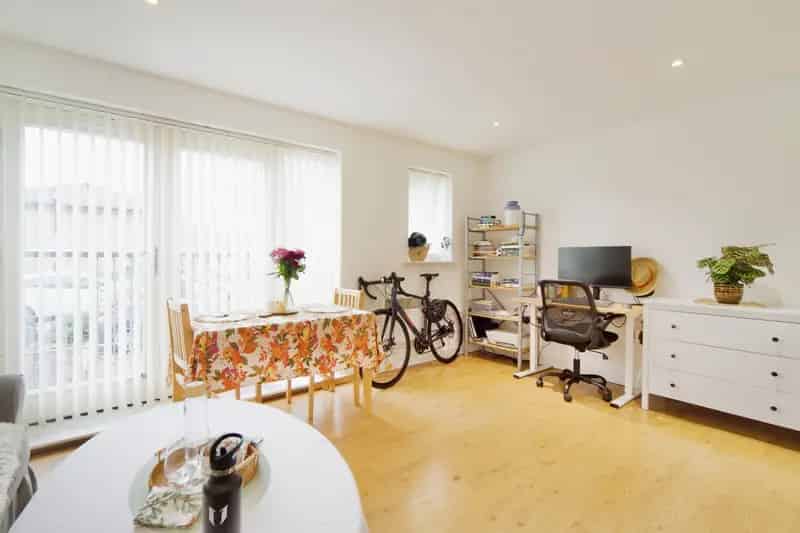 One Bedroom Flat near Victoria Park Modern Development Ground Floor Terrace
