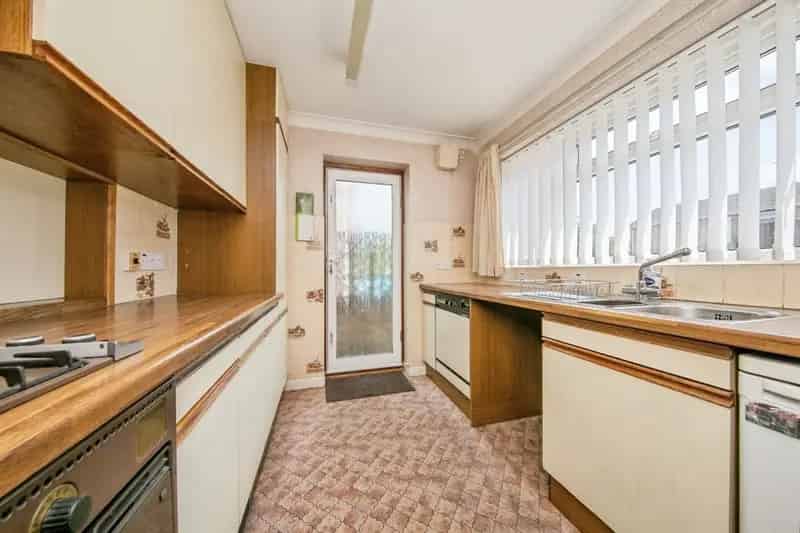 3 Bed House with Garage and Driveway