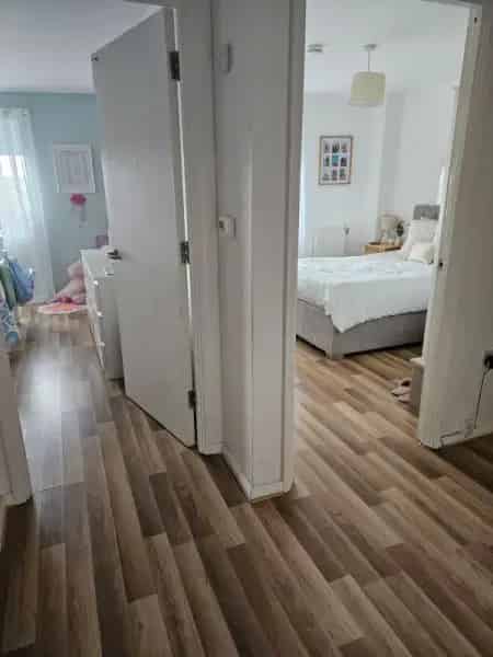2-Bedroom Flat Near Shops and Schools Great Transport Links